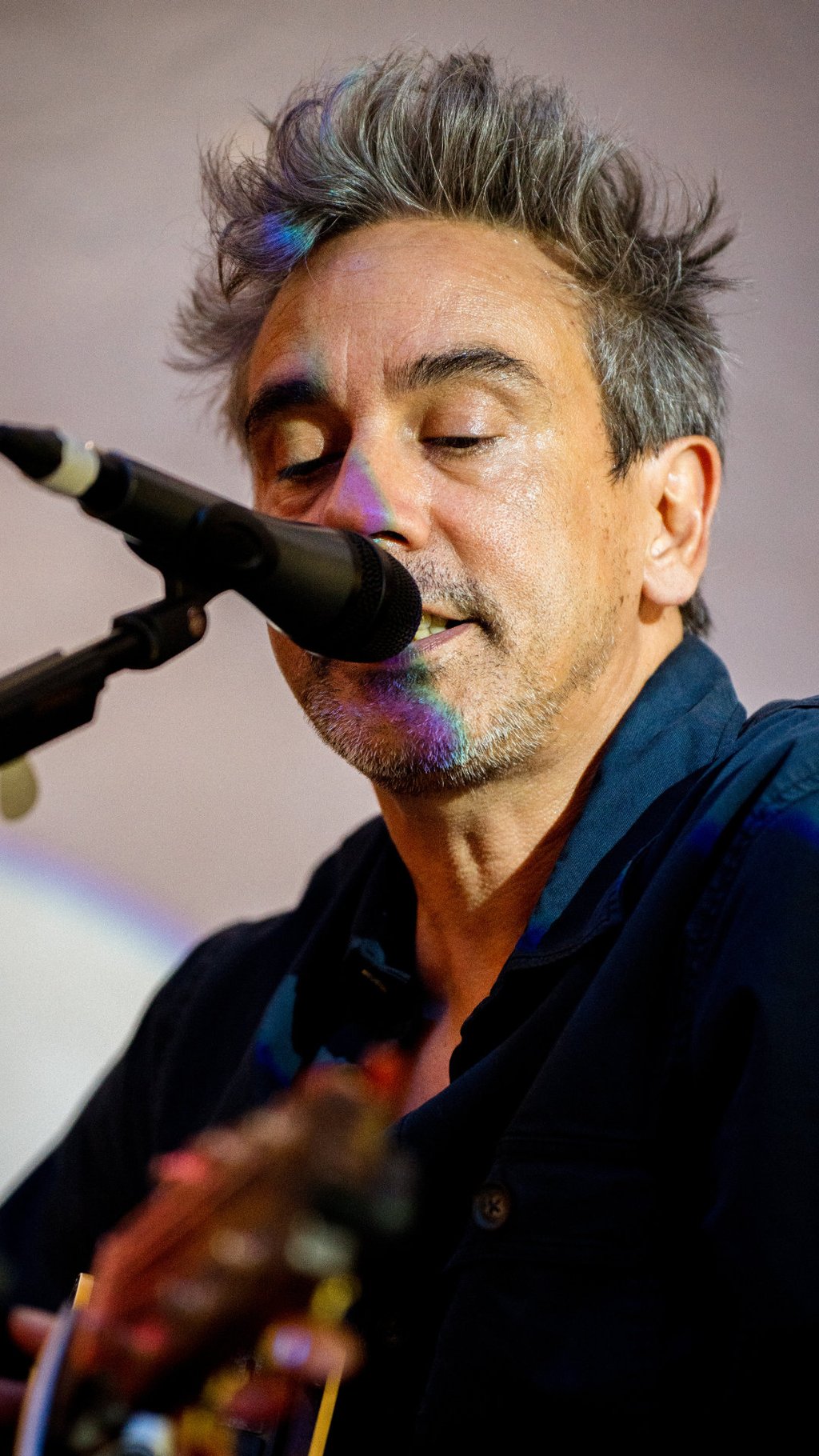 Ben. Ricour chantant dans un micro