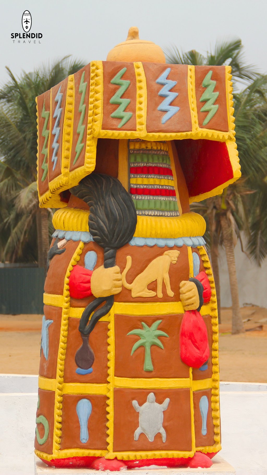 représentation  Egungun, Porte du Non-Retour, Ouidah