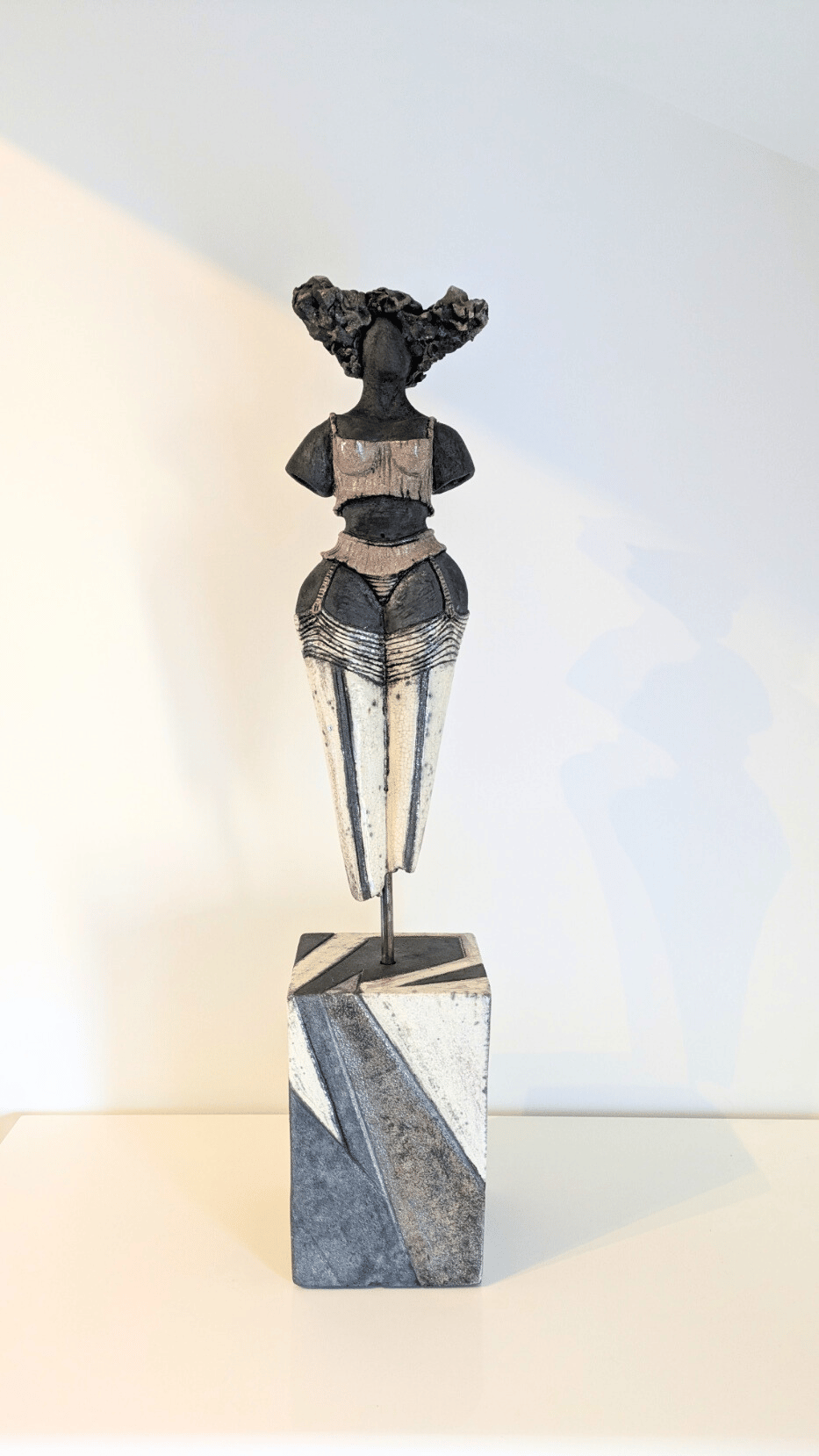 Sculpture totémique contemporaine en terre cuite et émail Raku - Daniel Pierrard