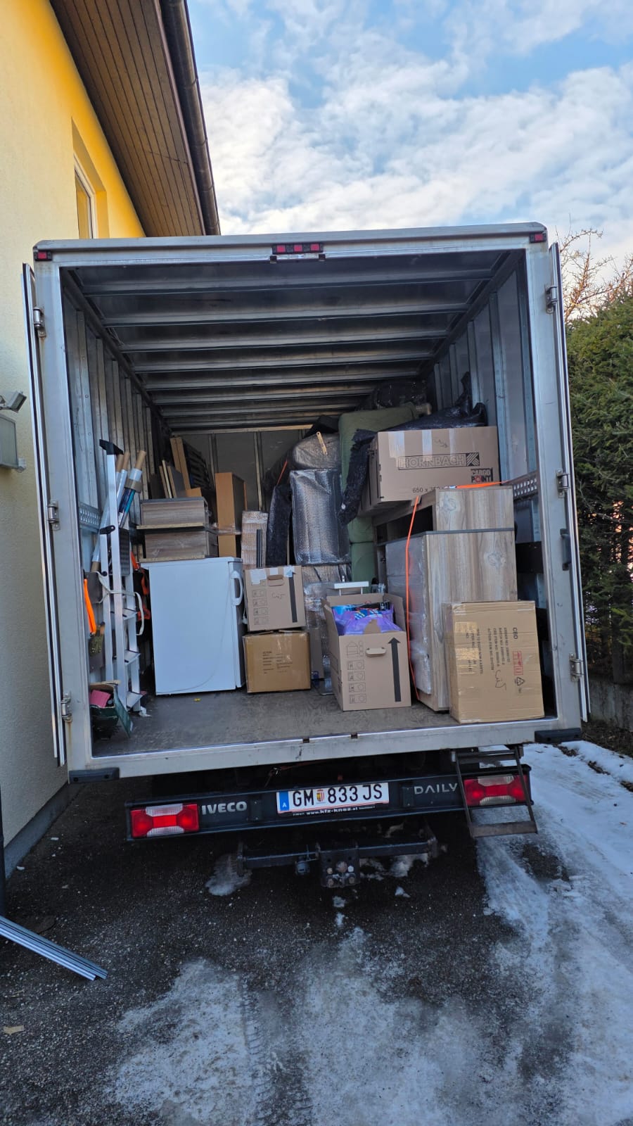 Umzug Linz mit Easy24 – sicher verladene Möbel und Kartons im Umzugs-LKW