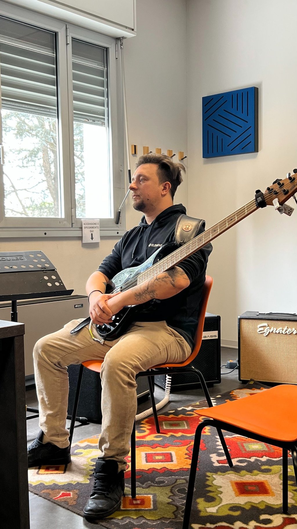 Musicista durante lezioni avanzate di basso elettrico