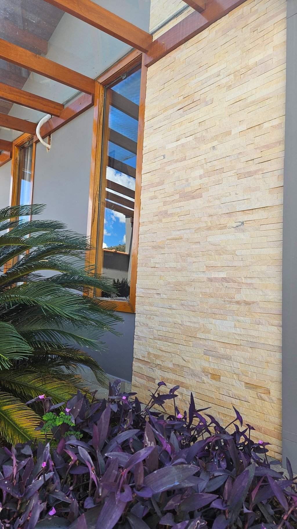 pedra são tomé filete amarelo instalado em parede interna externa, parede elegante fácil instalação