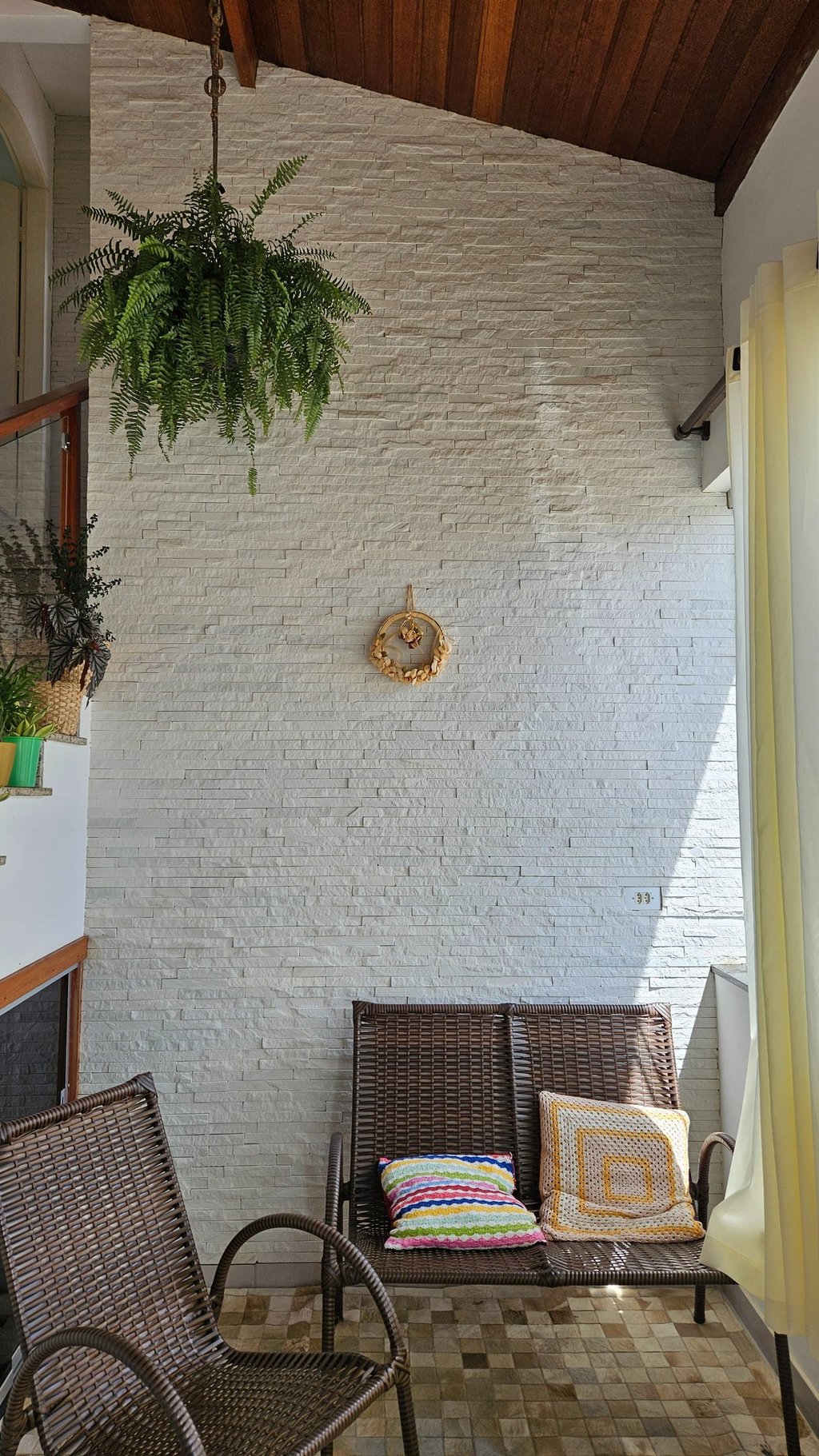 pedra são tomé filete branco instalado em parede interna externa, parede elegante fácil instalação