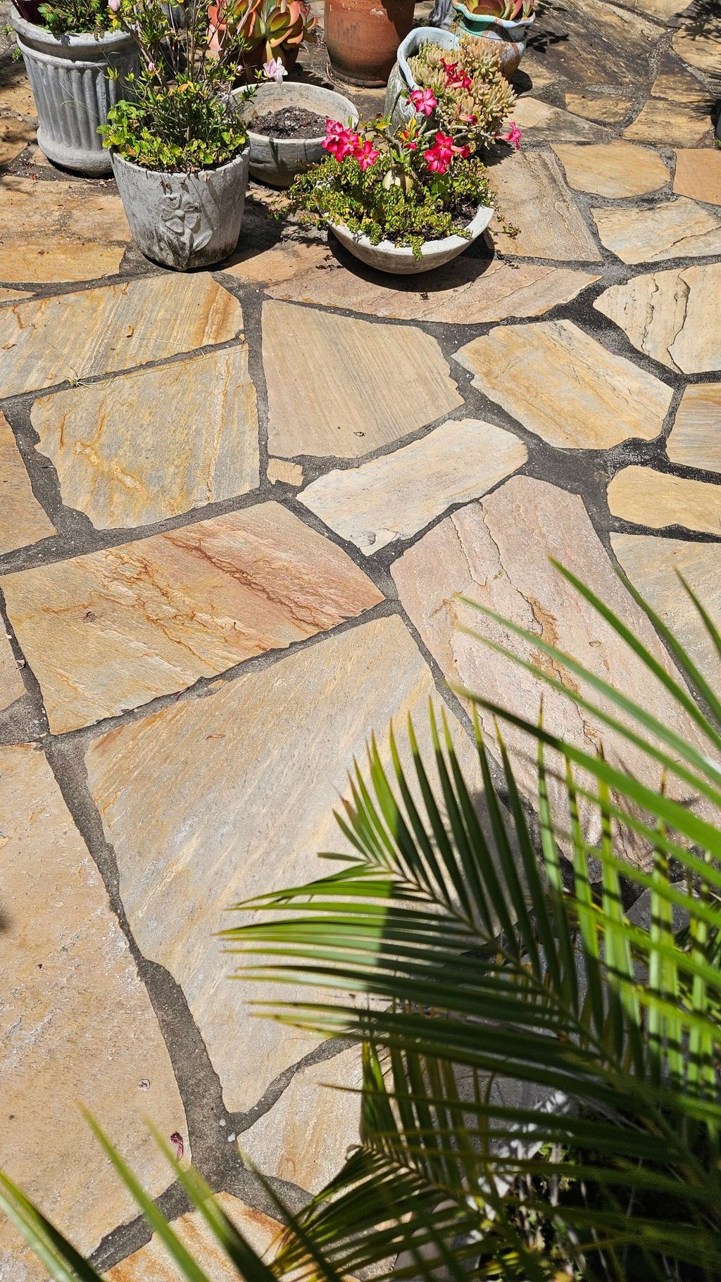 Pedra São Tomé filete, mosaico, caco, lajão, serrada, borda, degrau amarela e branca área externa