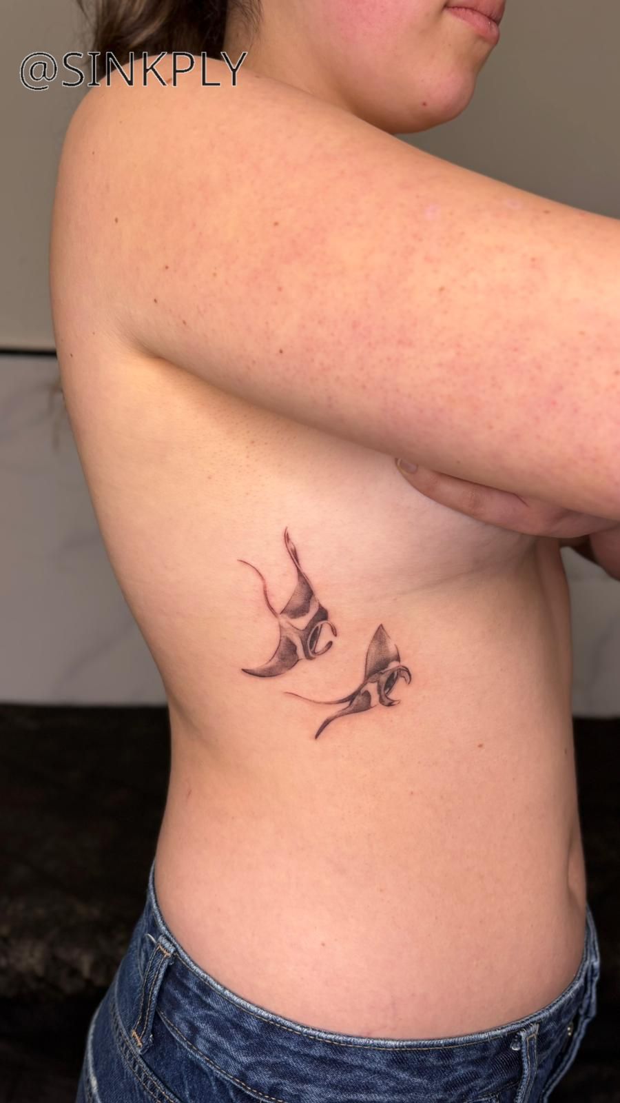 Tatuaje microrealismo en Madrid de dos mantas raya con sombreado realista en el costado