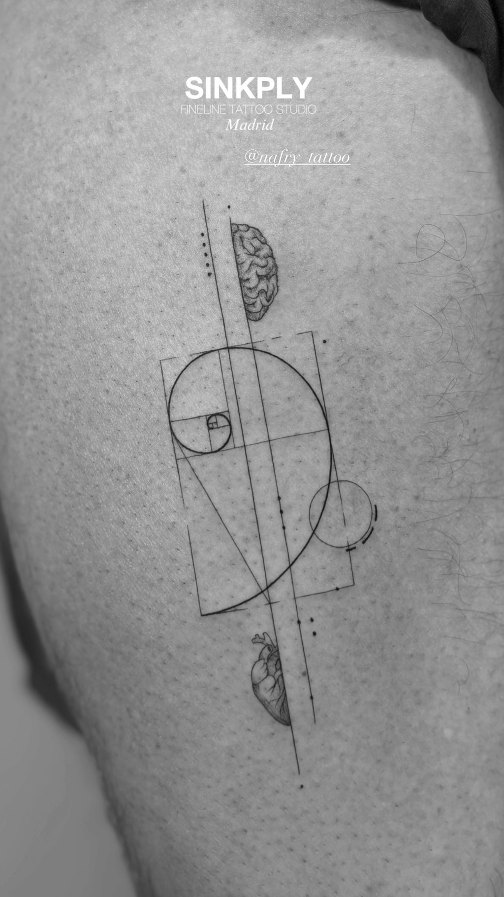 Tatuaje geométrico espiral de Fibonacci con cerebro y corazón realista madrid