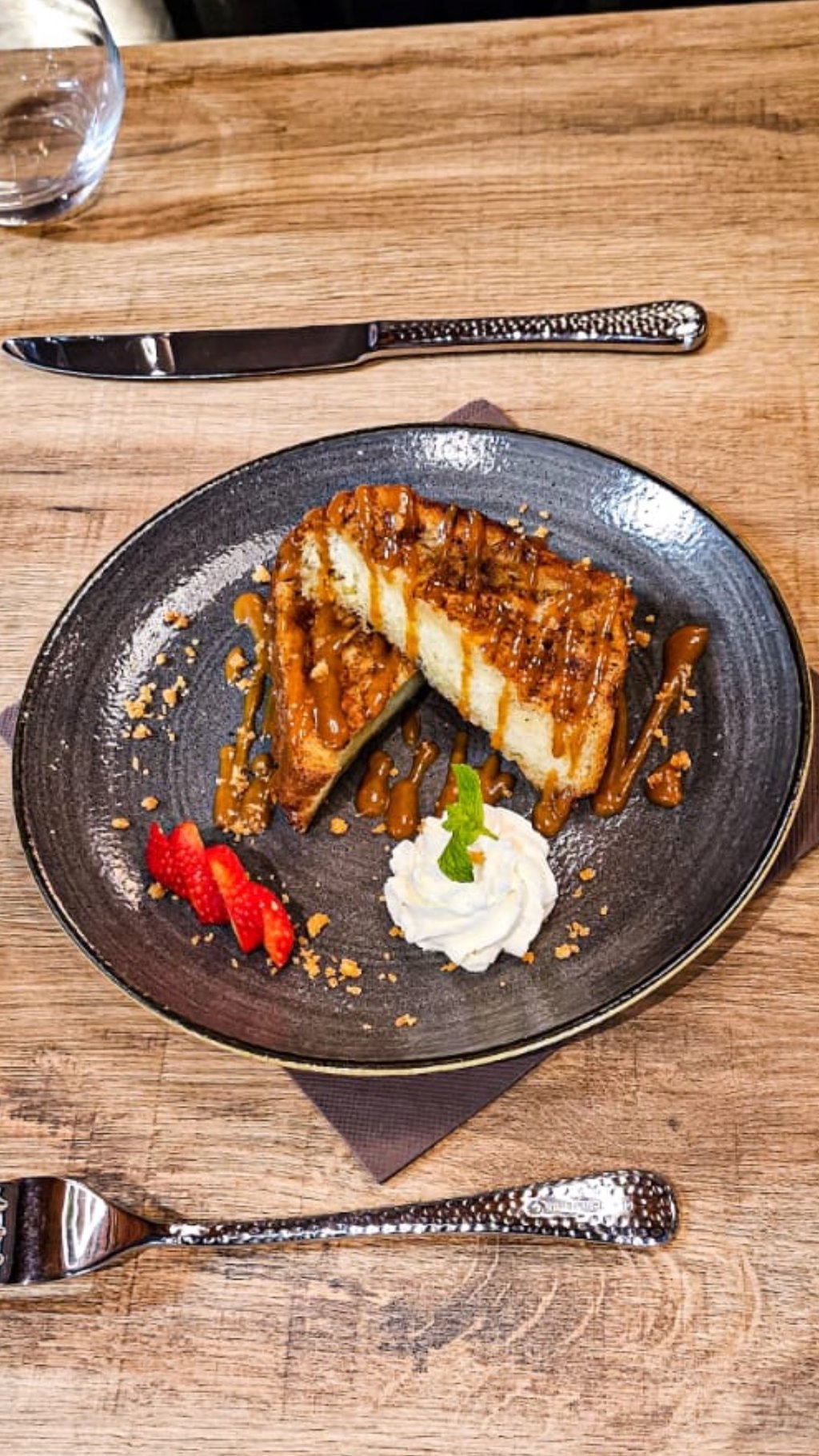 Brioche perdue avec des fraises et de la chantilly