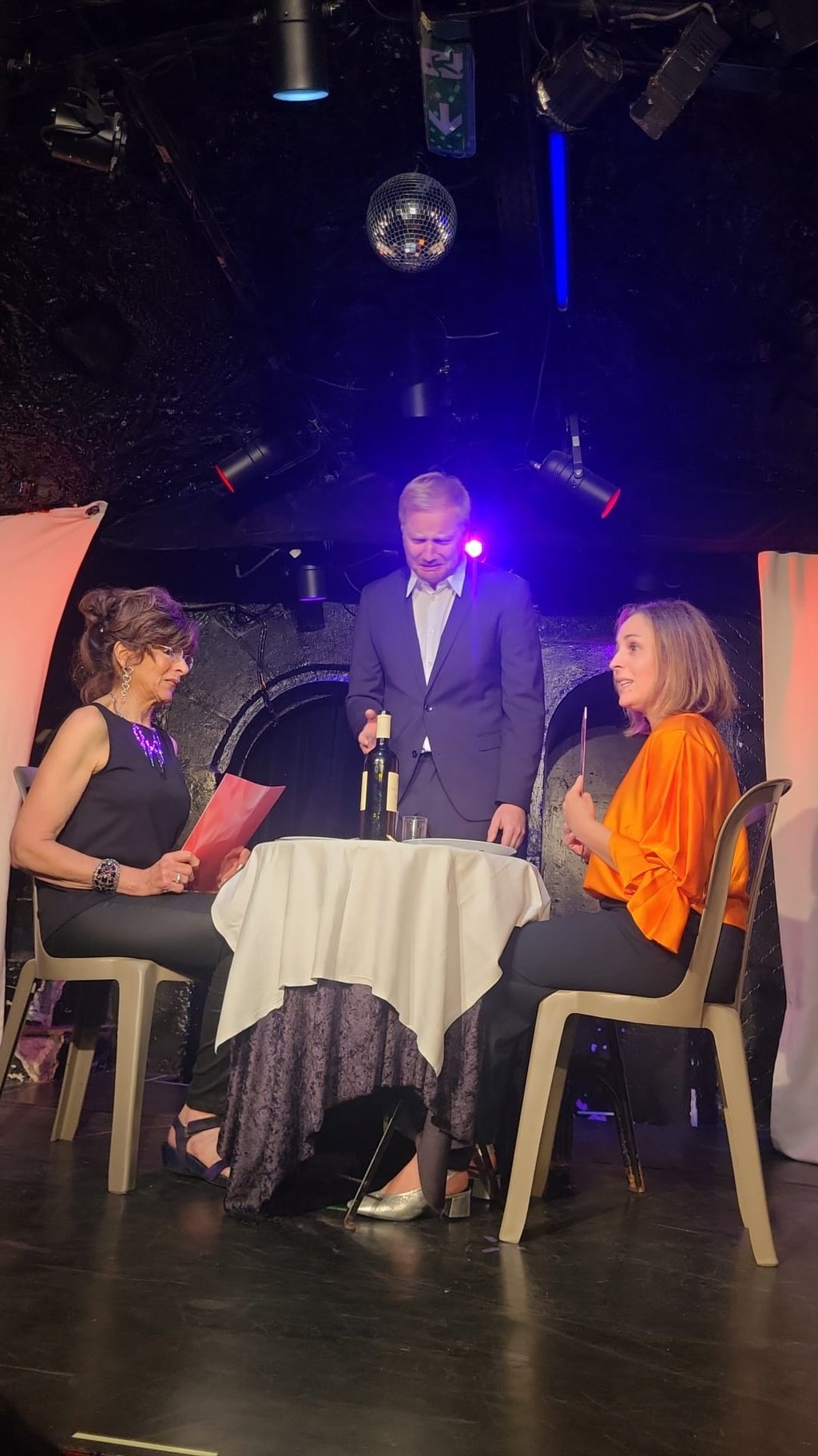 Élèves Comic Academy reprenant les Monty Python — théâtre comique Paris