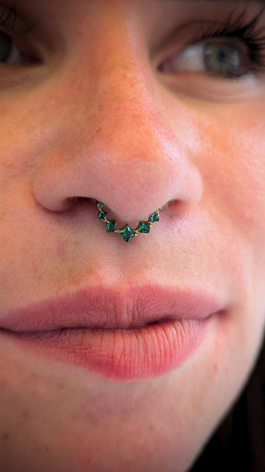 Une femme avec un piercing au nez