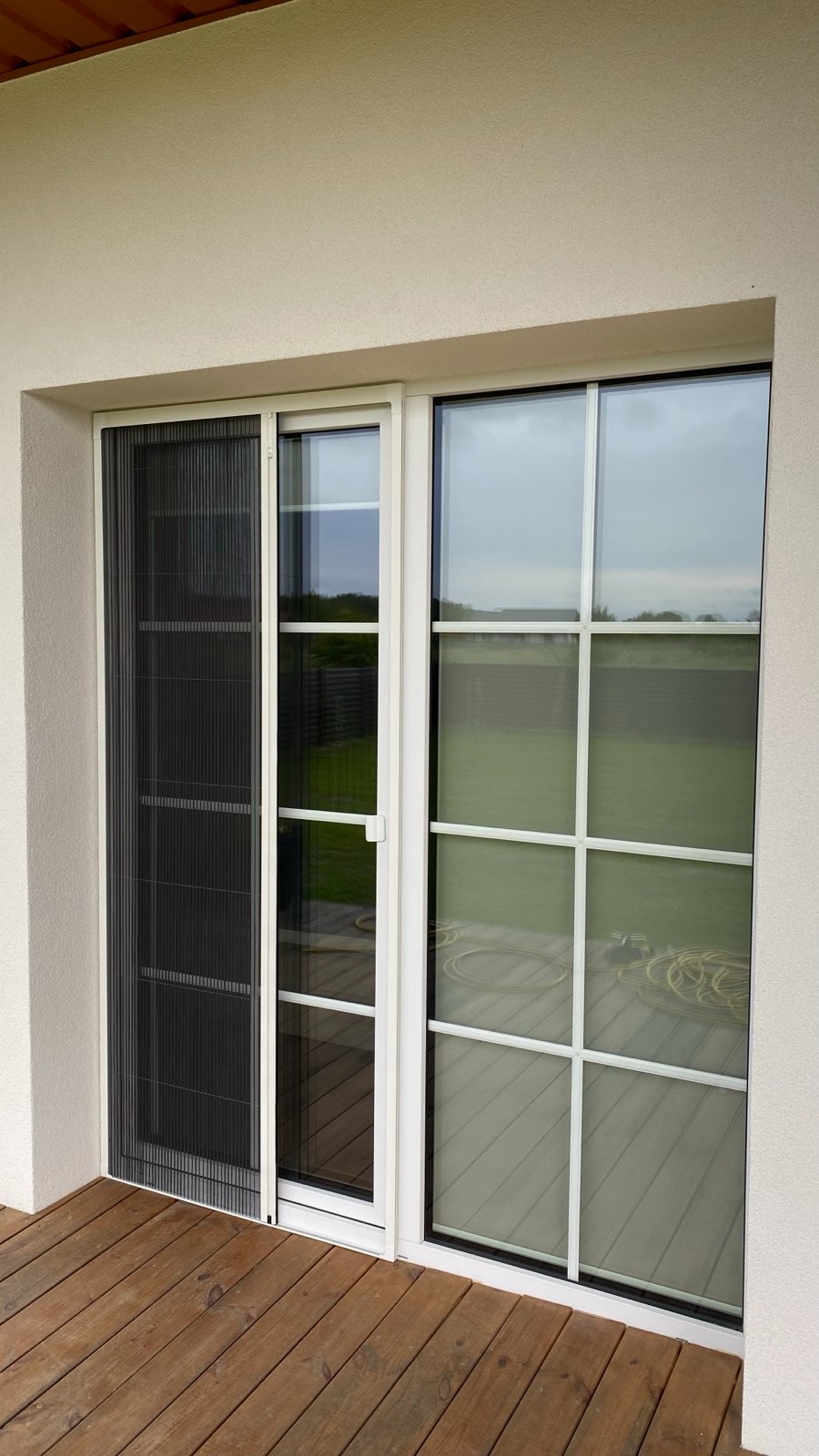 nuotraukoje matyti tinklelis-plisse sumontuotas ant terasos duru