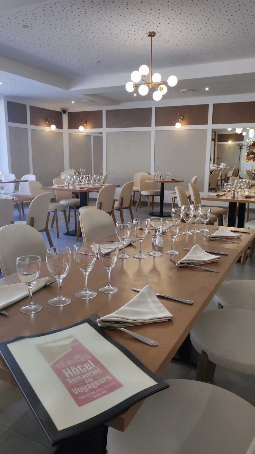 Modernisme et rénovation de la salle de restaurant pour vous offrir un moment de dégustation unique