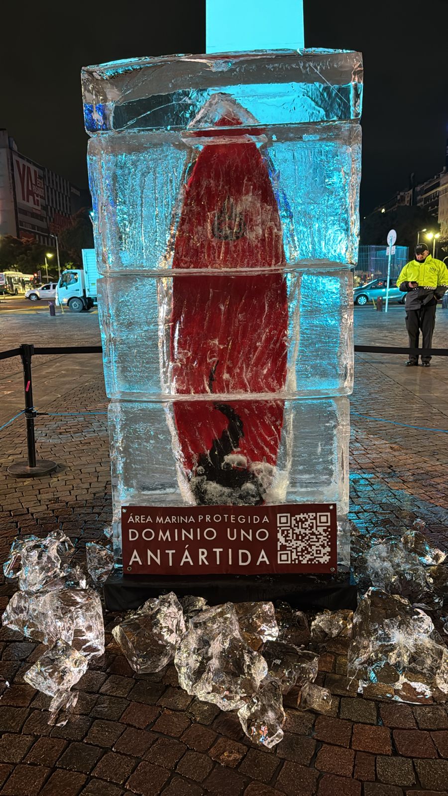 Activacion publica en hielo en el obelisco de Gauchos del Mar Antartida Dominio Uno area aprotegida