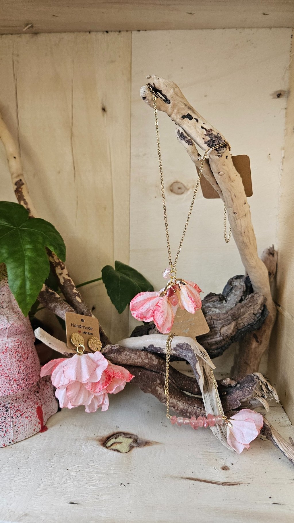 Ensemble collier, bracelet, boucles d'oreilles : fleures de sakura et pierre Quartz Pastèque