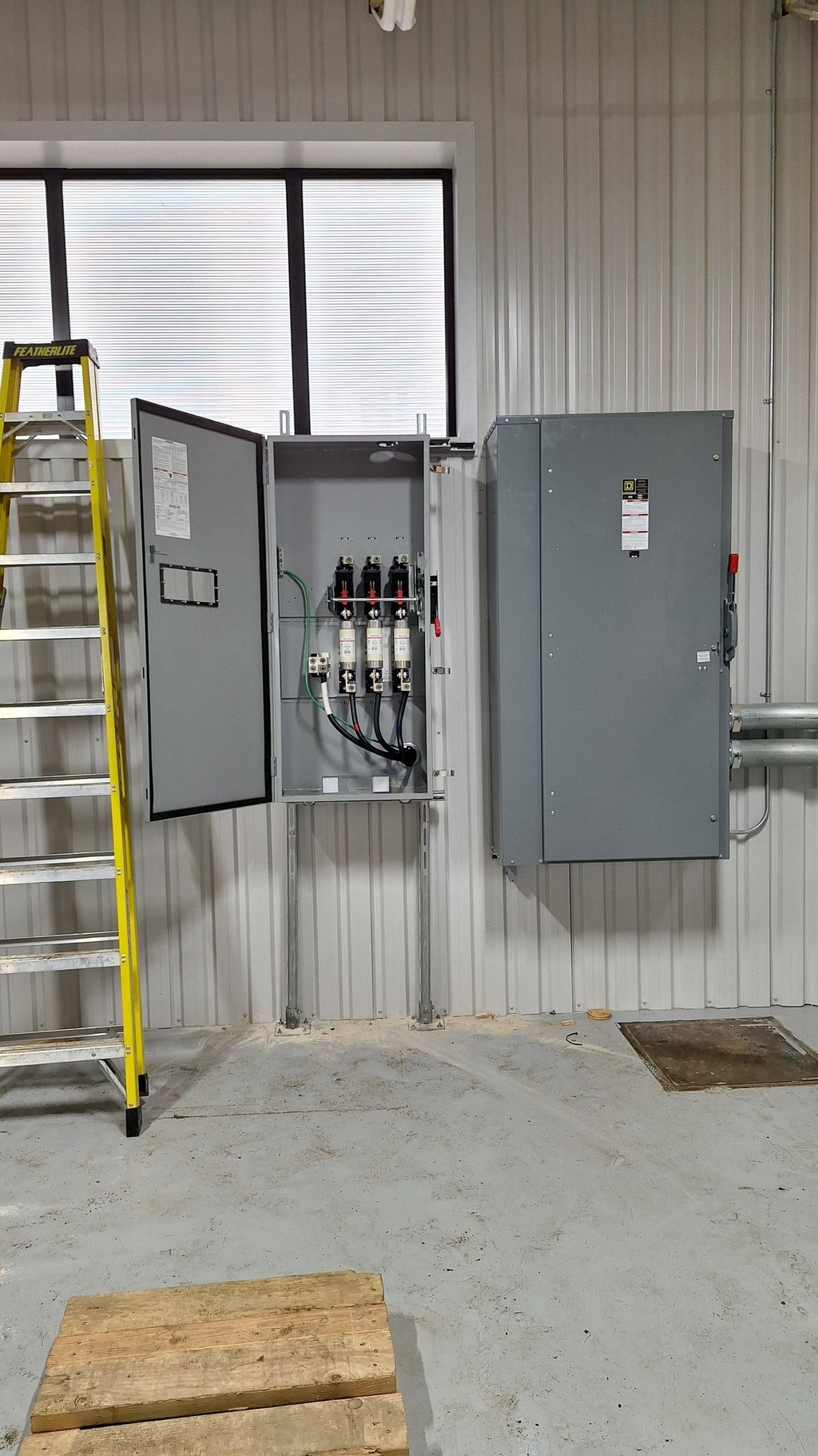 Power Distribution including a 600 Amp Fused disconnect and a non fused disconnect