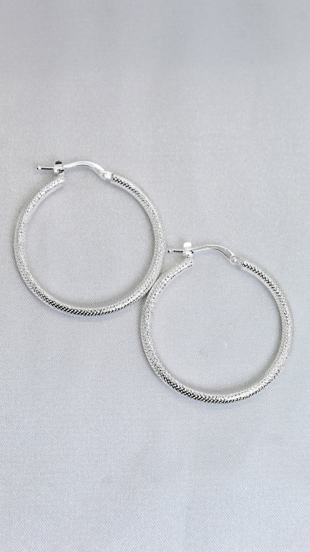 argollas con texturas de plata