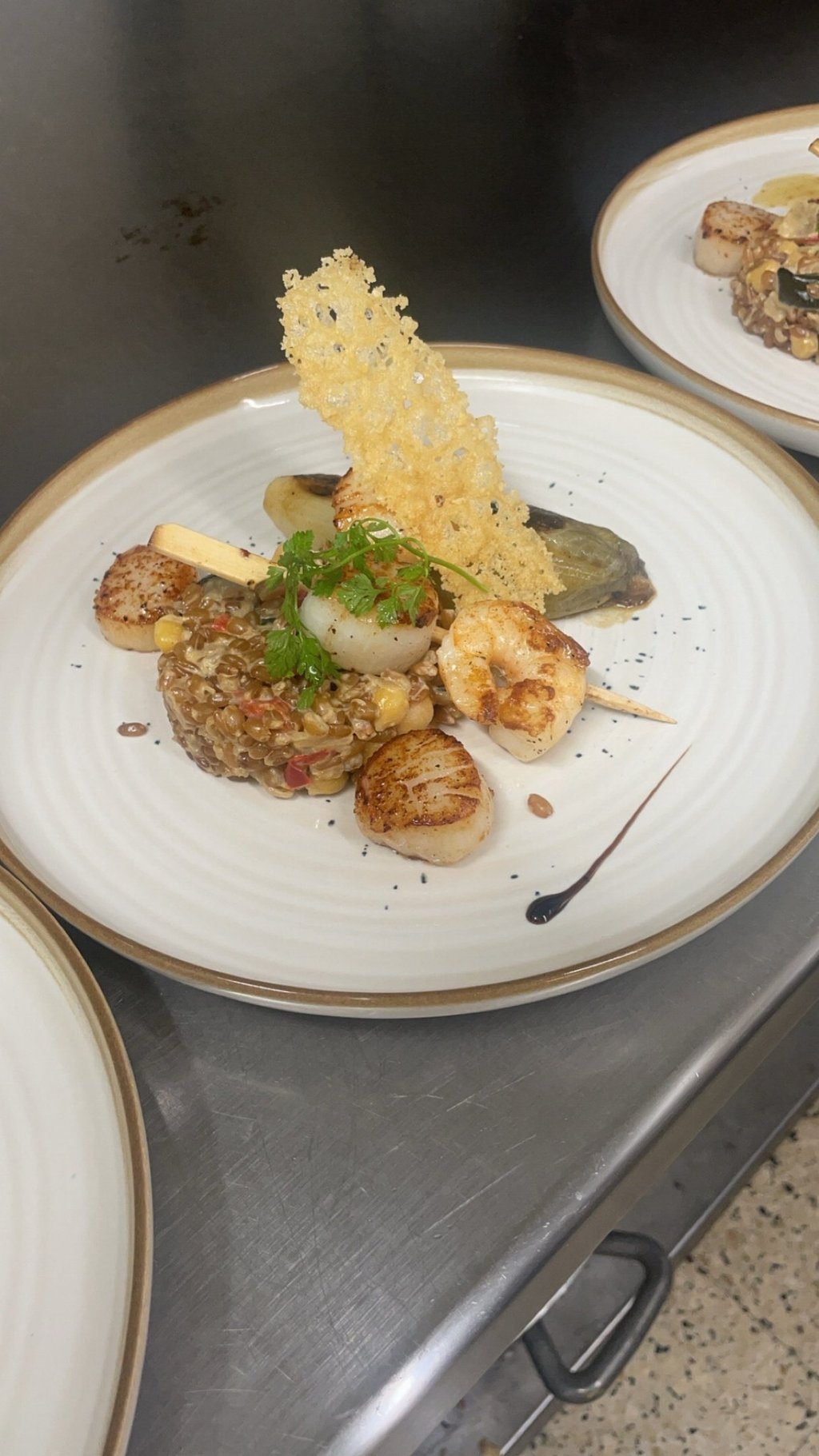 plat à base de crevettes et d'un accompagnement dans une assiette