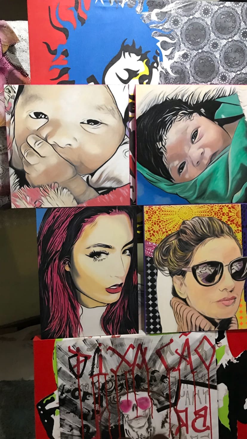 Uma galeria exibindo várias obras de Pop-Art de Sérgio Astral, destacando seu estilo único.