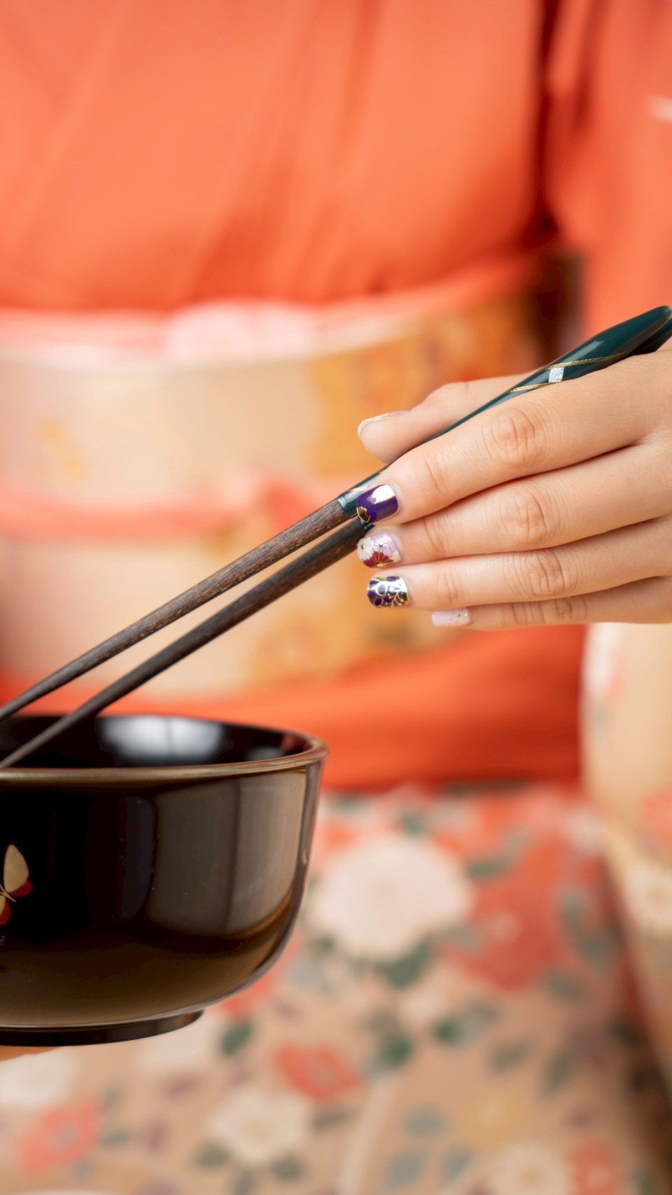 月下美人のネイルシールを着用して箸を持つ様子