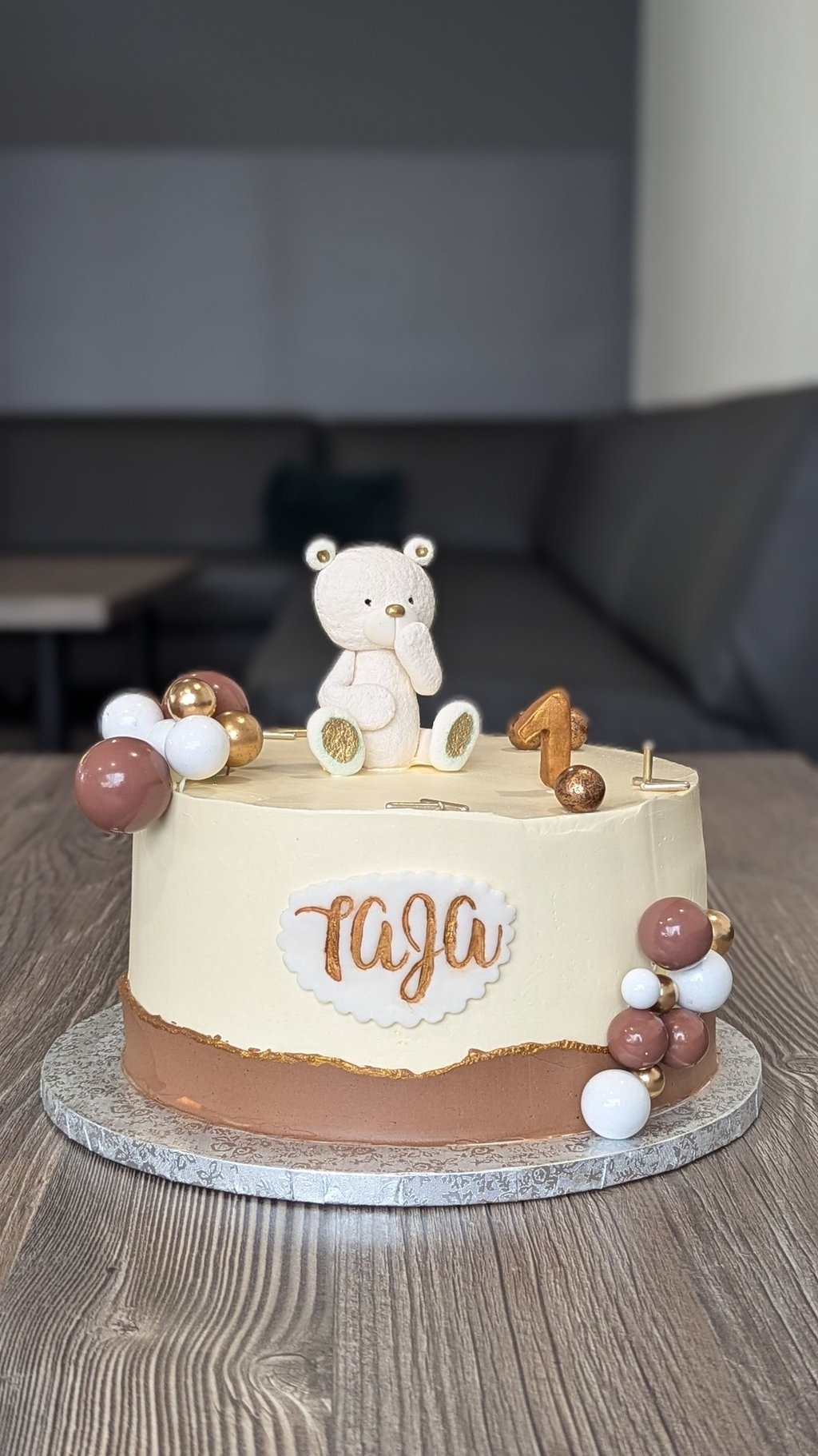 torta po naročilu  Brglez slaščičarna za 1. rojstni dan medvedek, krem rjave barve z zlatimi detalji