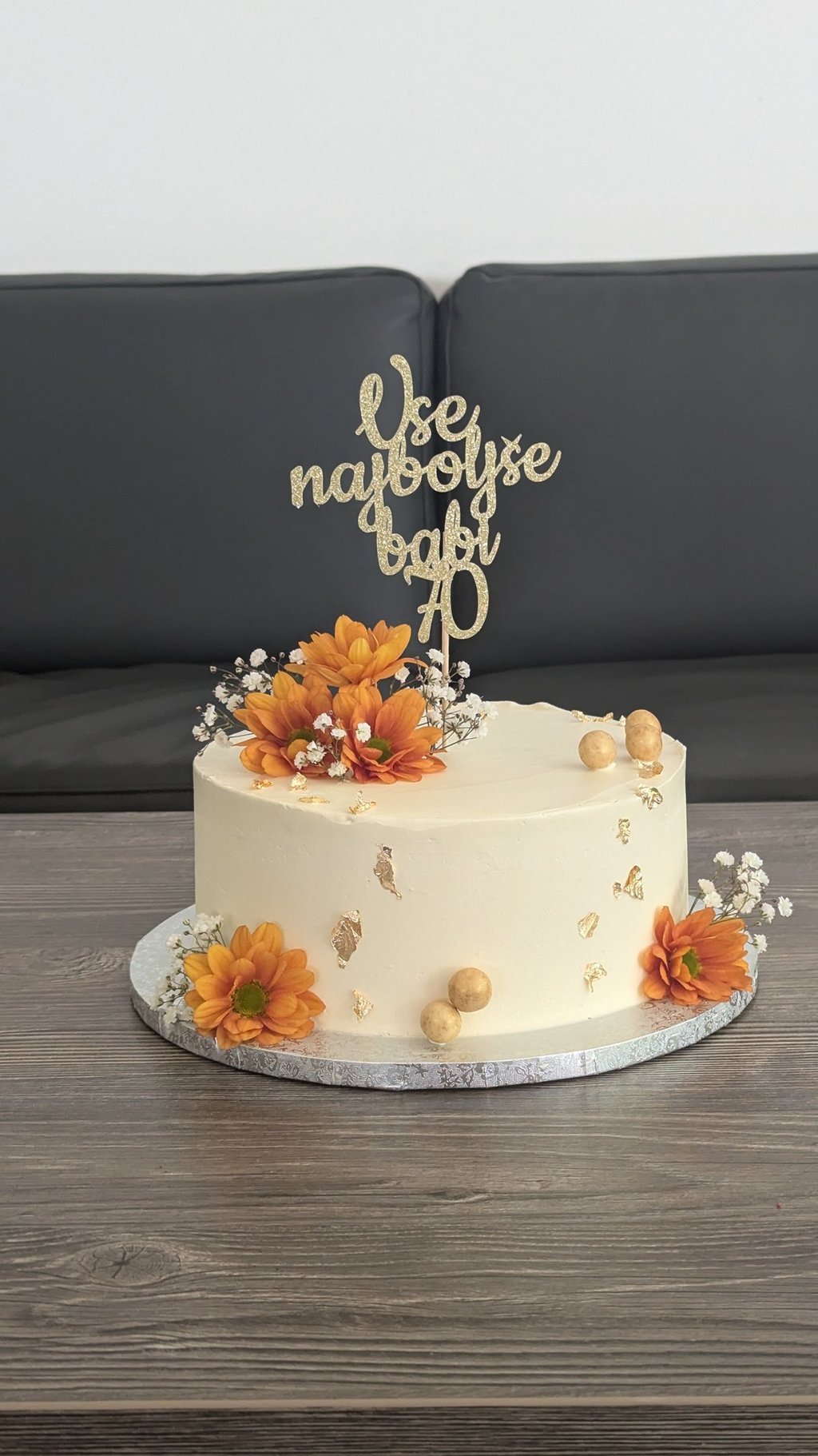 torta po naročilu za 70 let s svežim cvetjem oranžne zlate barve