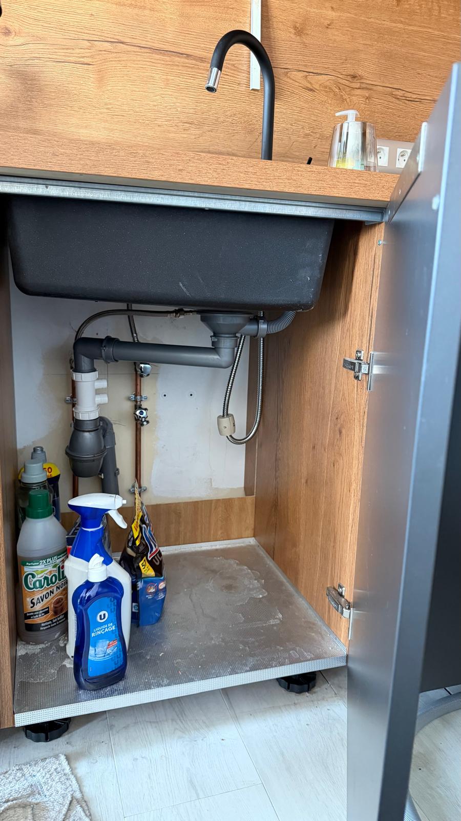 Intervention plombier Strasbourg sous meuble vasque - diagnostic fuite