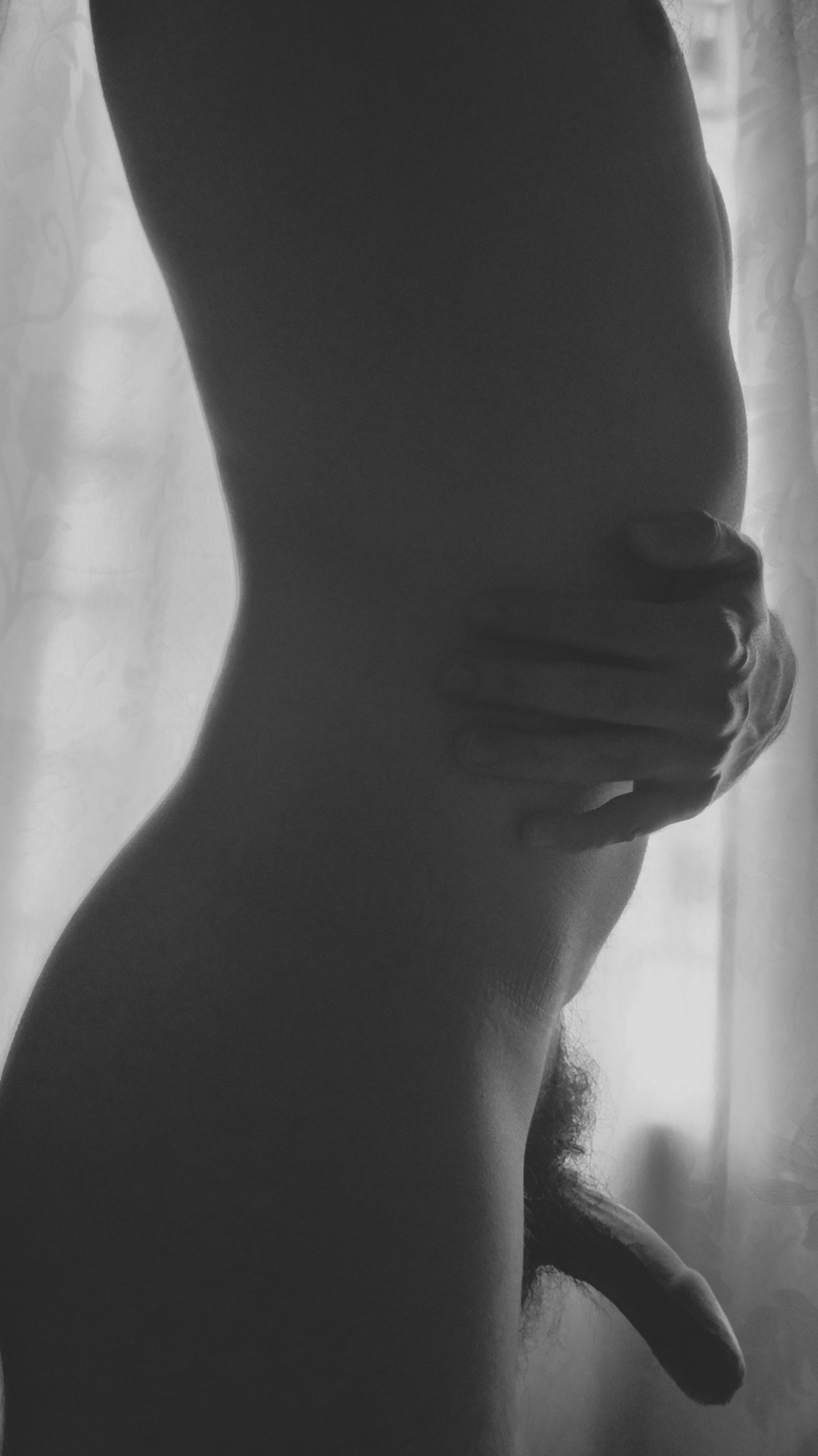 Silueta en blanco y negro de perfil de un cuerpo masculino desnudo.