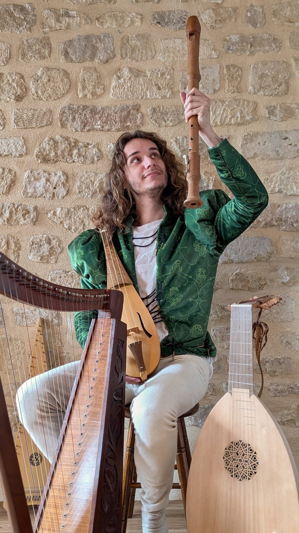 un troubadour entourée d'instruments du moyen age