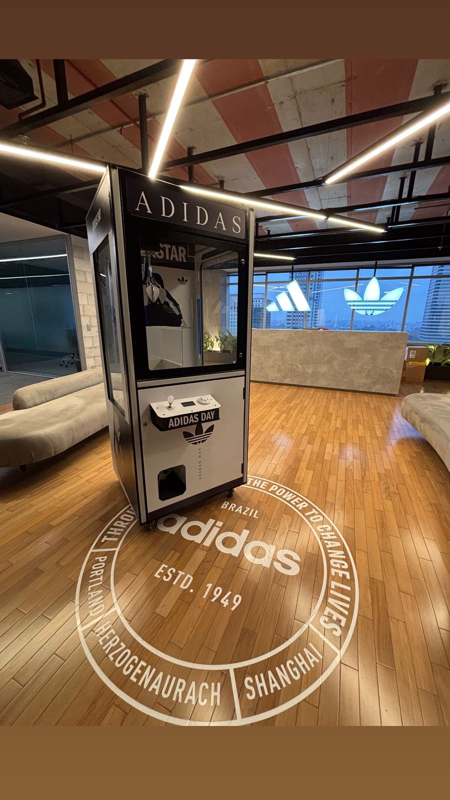 Máquina de garra para evento corporativo