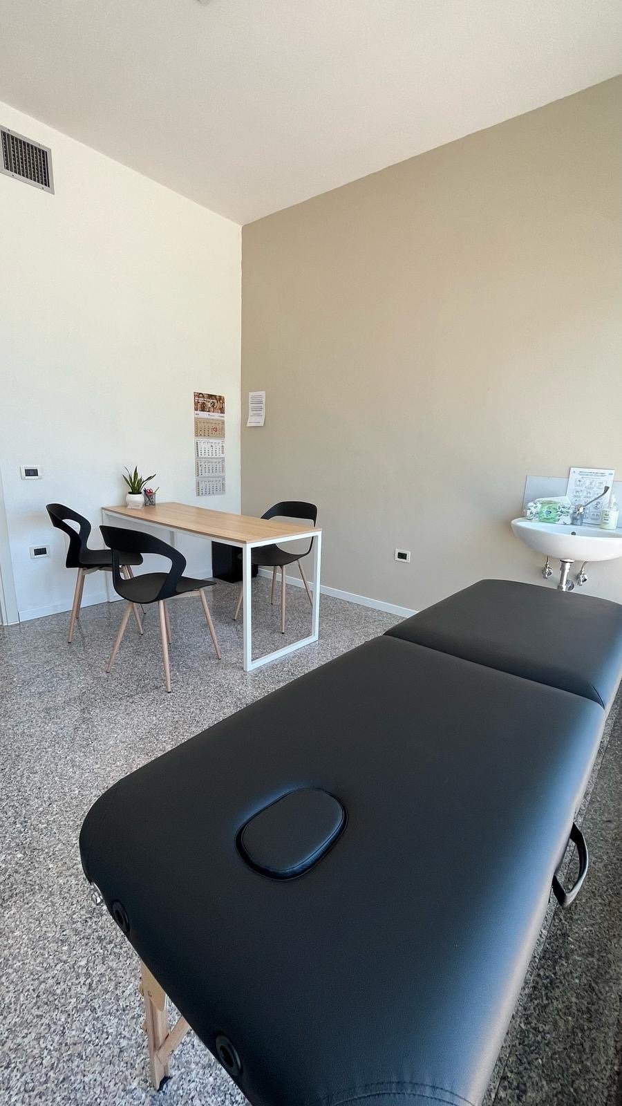 Lettino di lavoro dentro lo studio del nutrizionista di Camisano Davide Milani