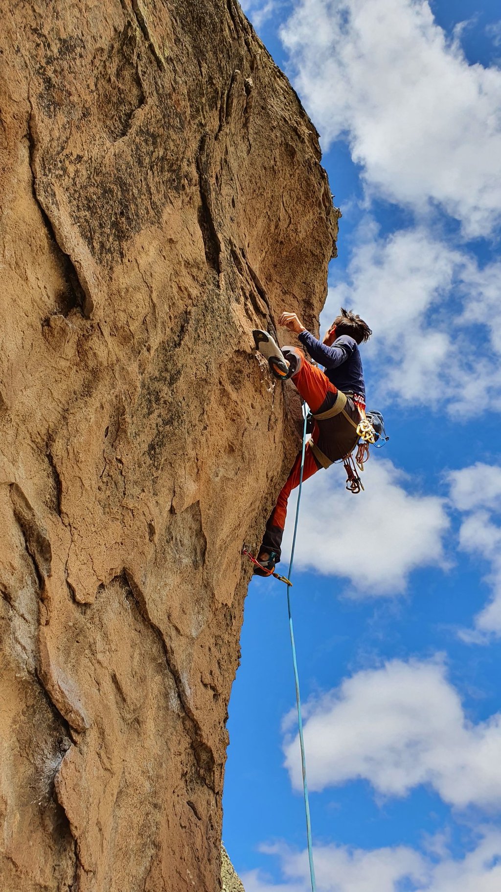 Escalade sur une roche volcanique en Bolivie
