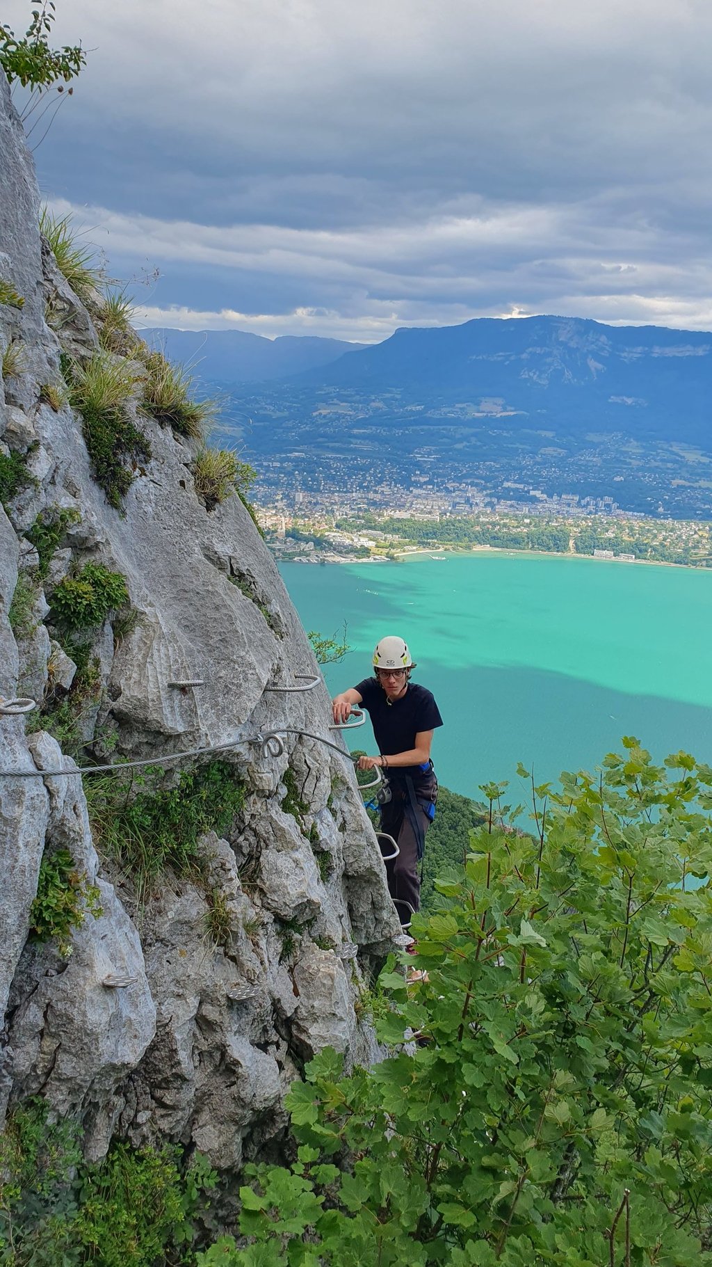 Via ferrata du Cornillon avec le lac du Bourget en fond