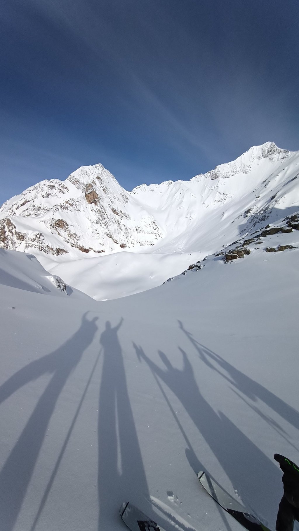les ombres d'amis tendant les bras en l'air