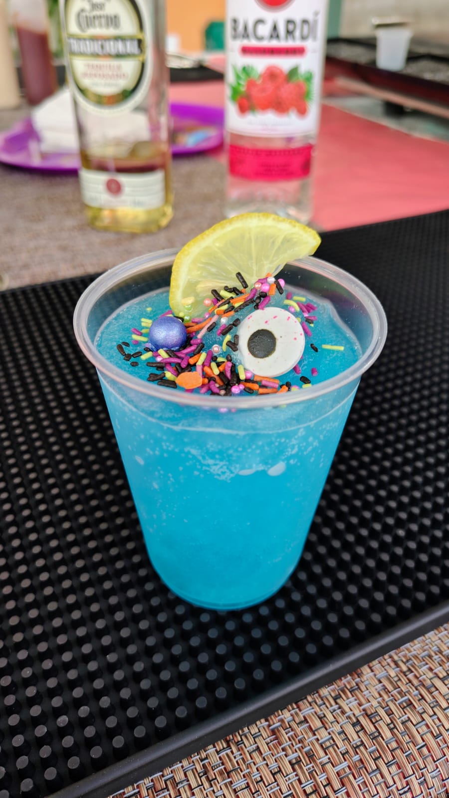 Frappé de moras azules decorado especial de halloween y rodaja de limón.