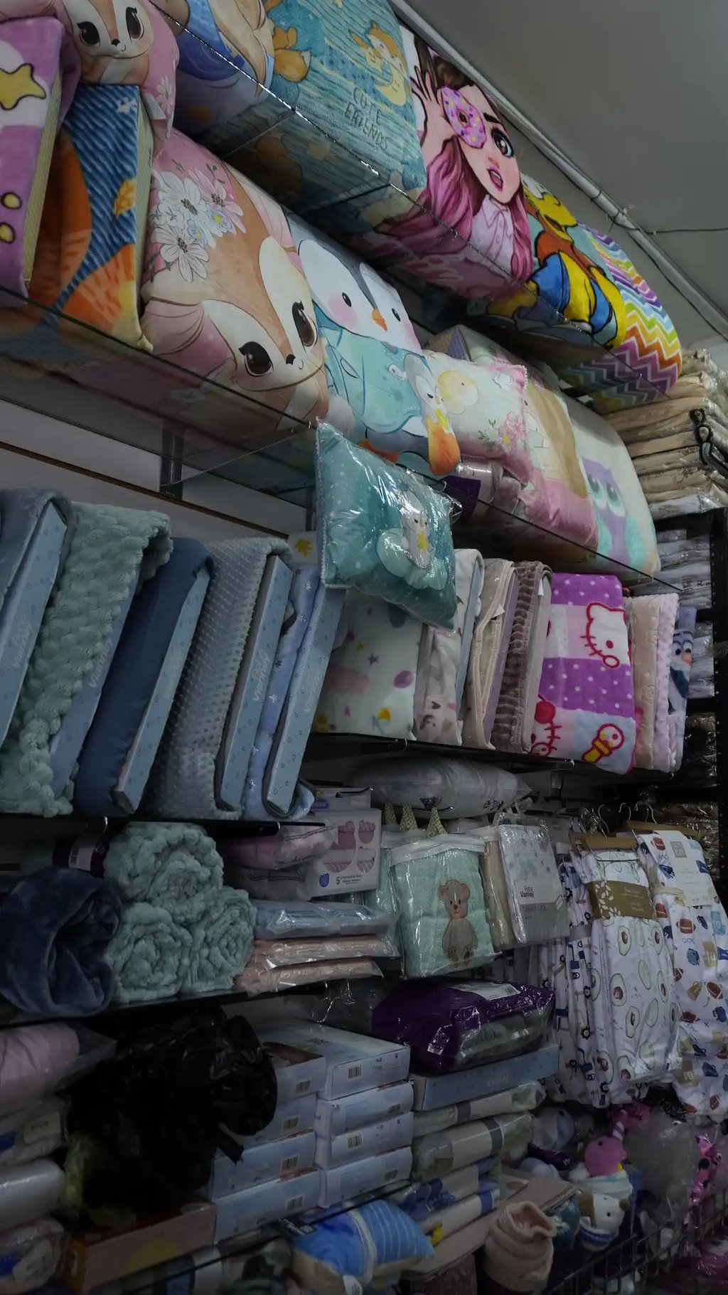 Cojines y colchas puestas en una repisa