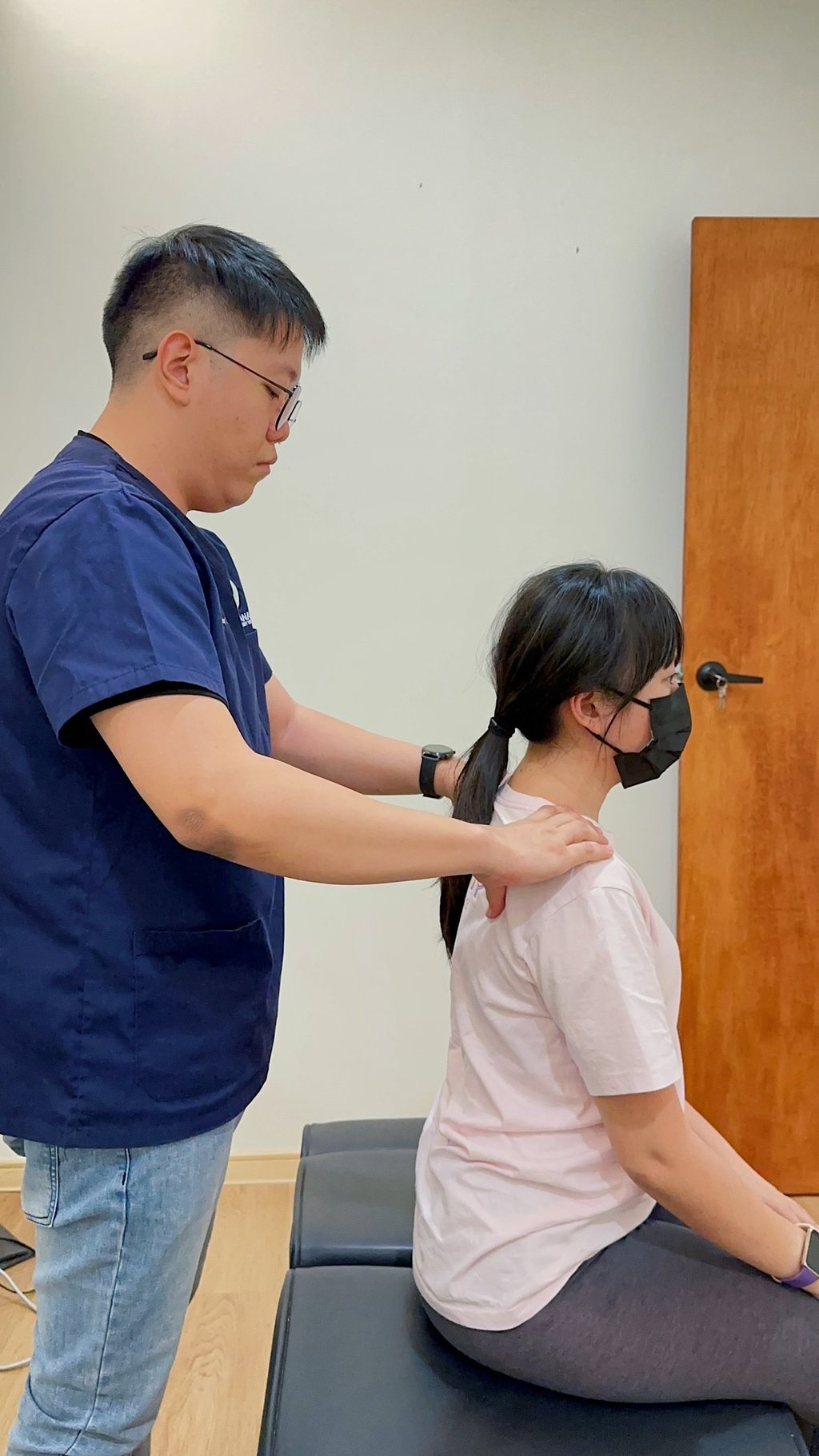 Chiropractor assessing patient’s posture during chiropractic treatment at Sinisana Chiropractic.