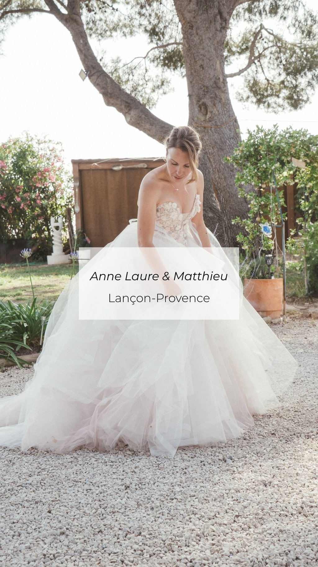 Mariage Anne-Laure & Matthieu, mariée en robe fluide dans un jardin, Lançon-Provence
