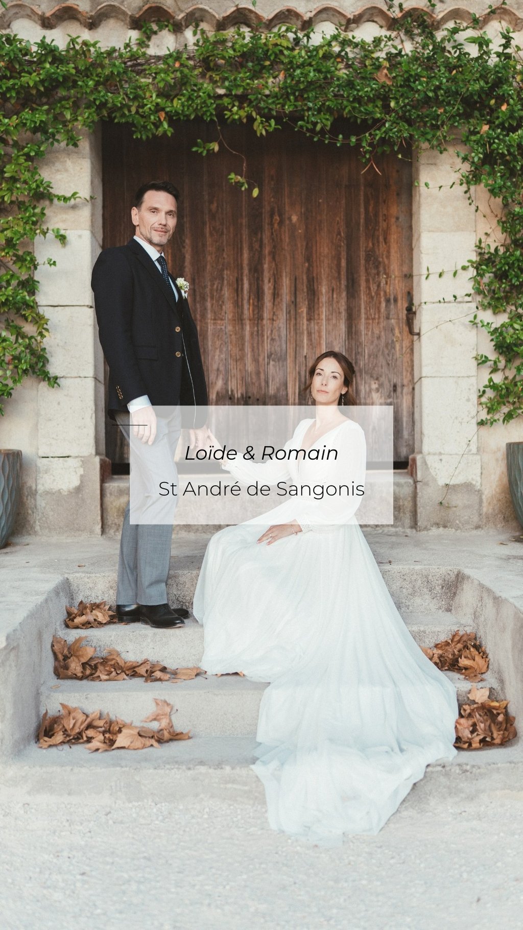 Mariage Loïde & Romain, couple devant une porte en pierre, Saint-André-de-Sangonis