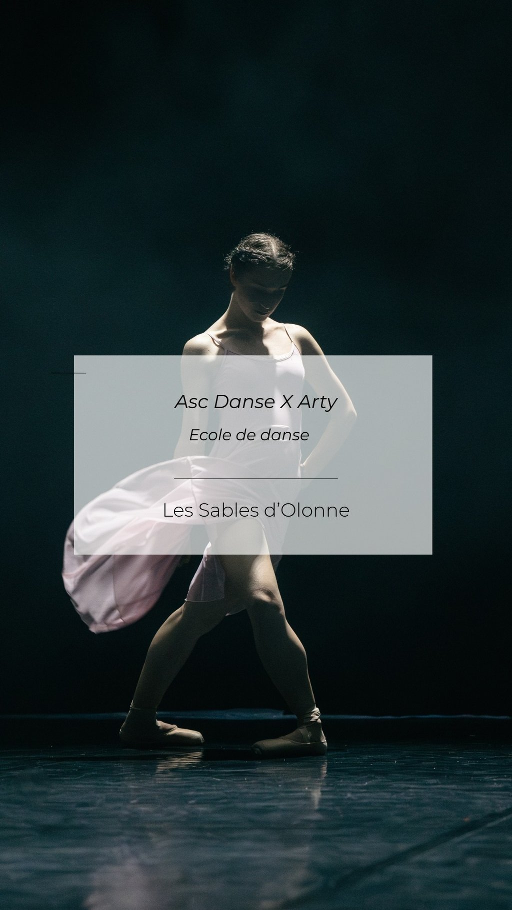 Danse contemporaine en France, photo artistique en lumière contrastée