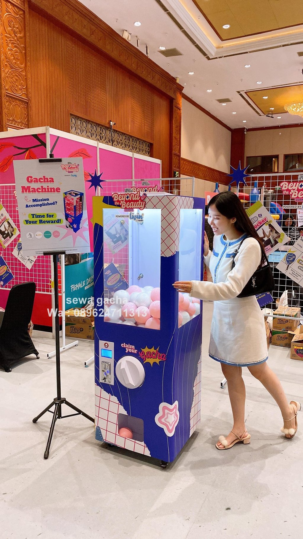 sewa mesin custom gachapon persegi besar