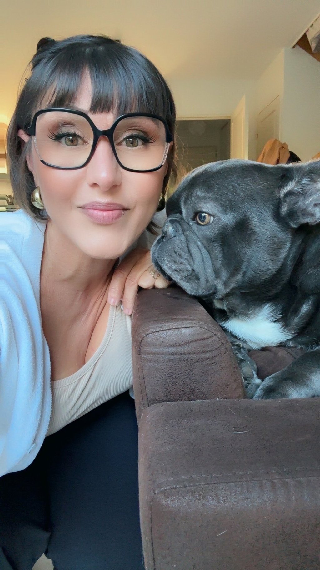 Rose et son chien Boulette, moment complice et naturel