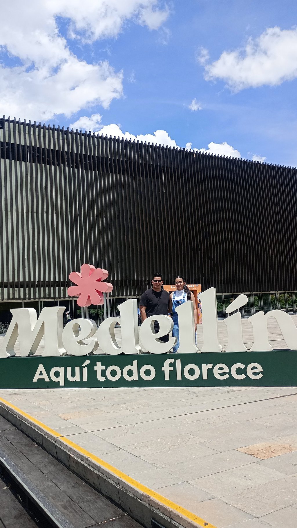 Una pareja visitando la ciudad de Medellín