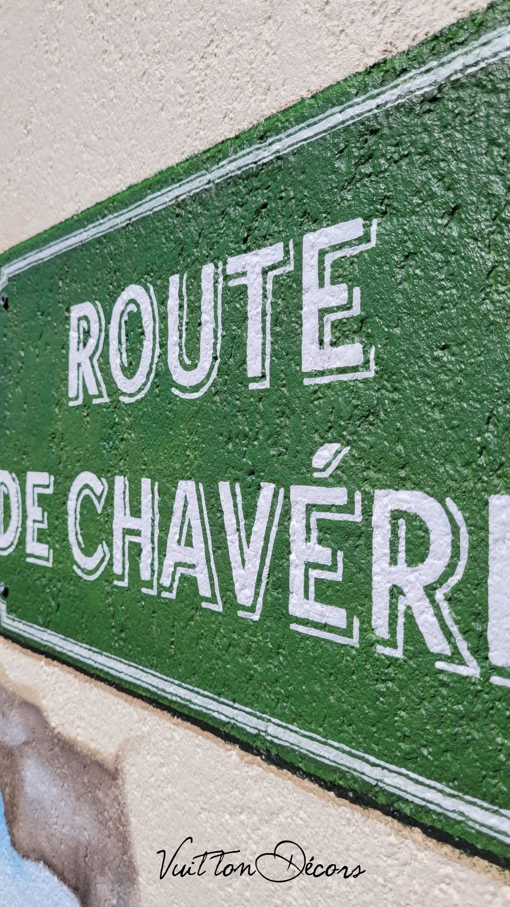 Panneau de rue vert peint directement sur crépi de façade, Jura (39)