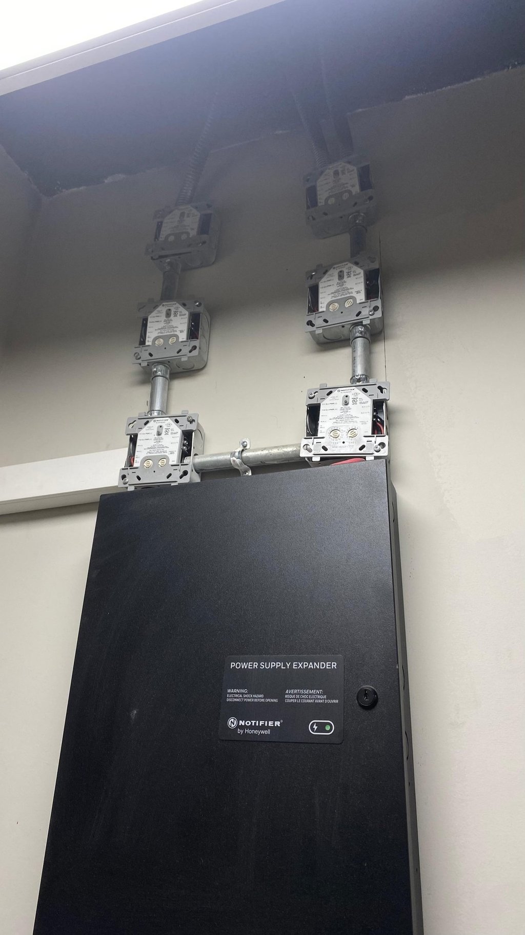  نظام تحكم دخول حديث بالأساور أو البطاقات الذكية يعمل مع الانذار الذكى 