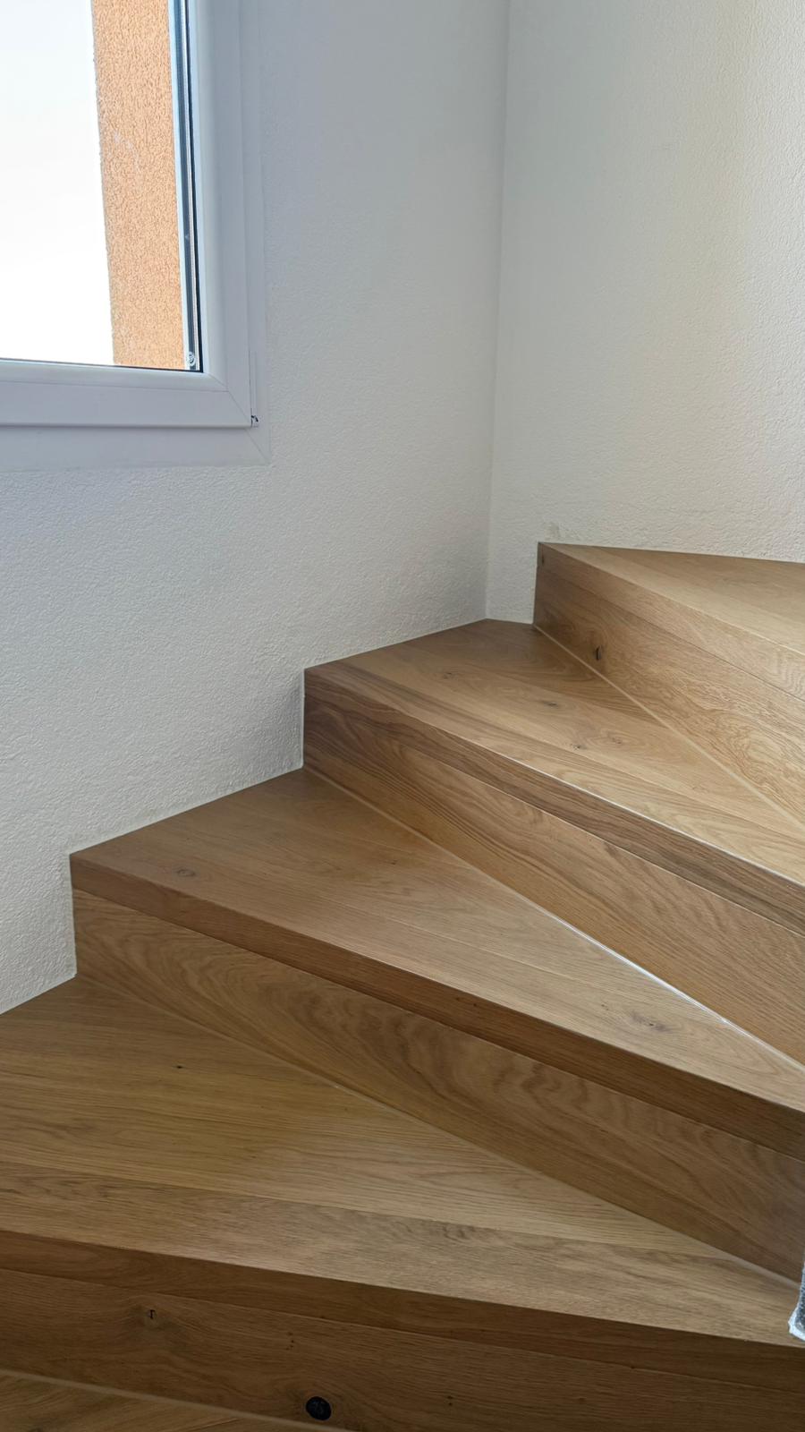 Escalier en parquet en bois massif réalisé par Nuances & Parquets à Fribourg