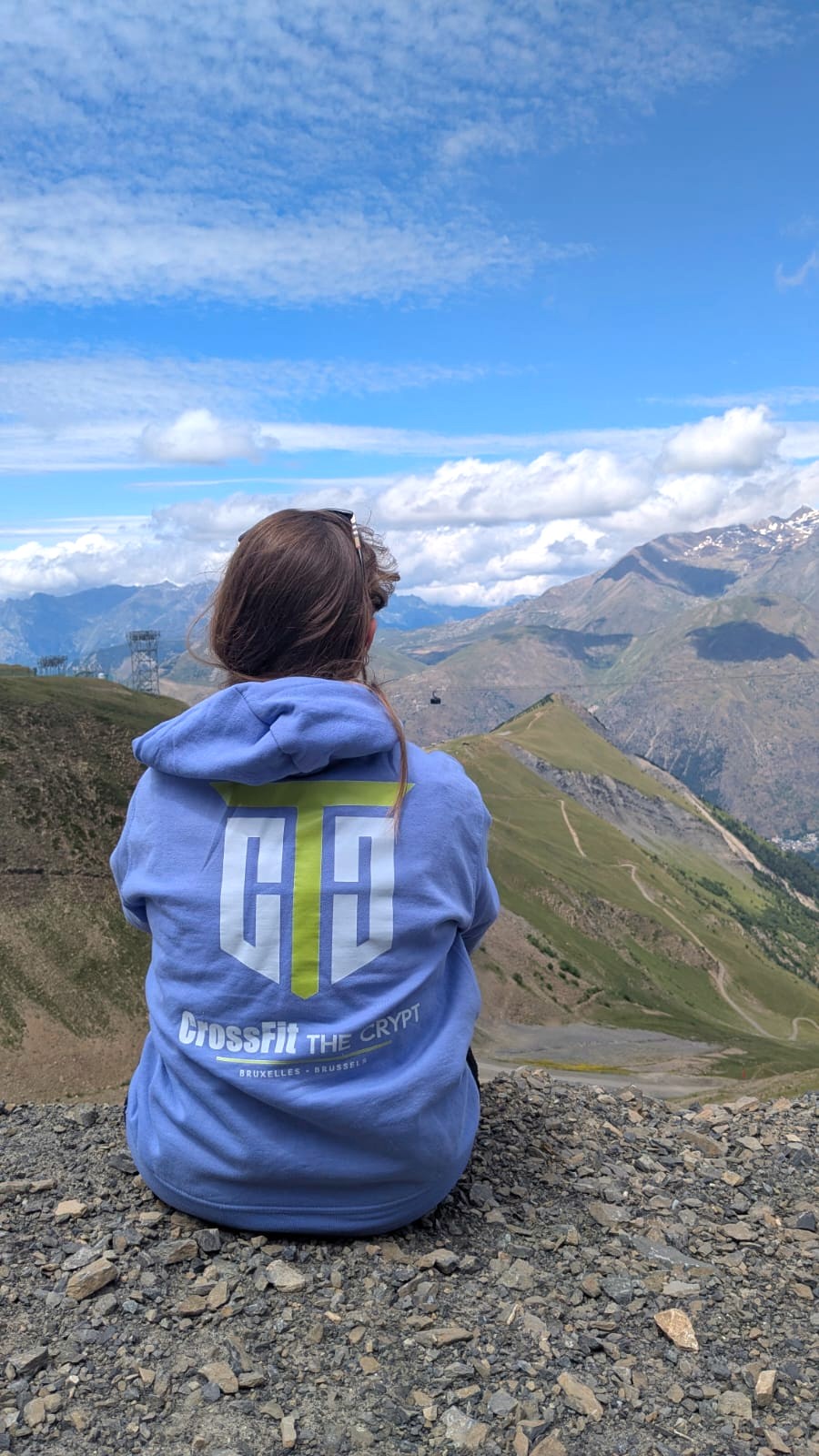 Coaching-passage-actions-tremplin-femmes-reprise-de-mouvement-Aurélie-dos-montagne-contrebas