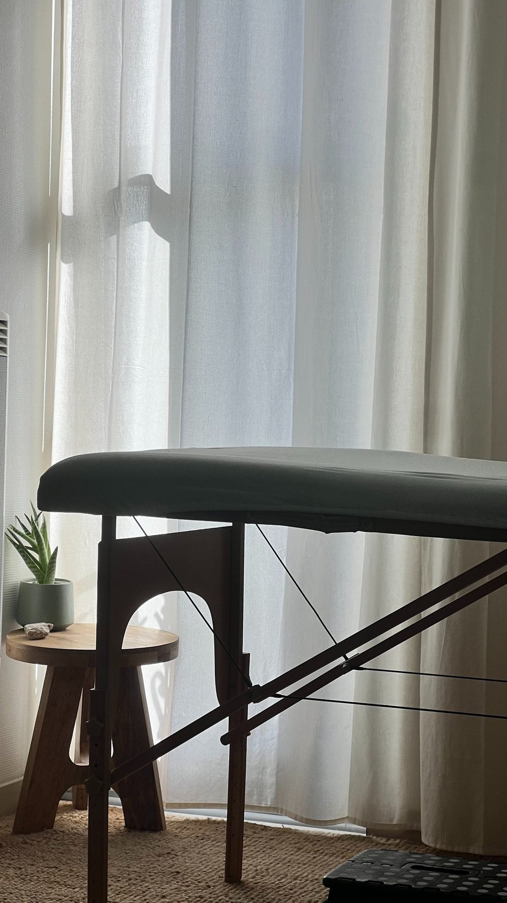 photo du cabinet de médecine chinoise, table de massage zen