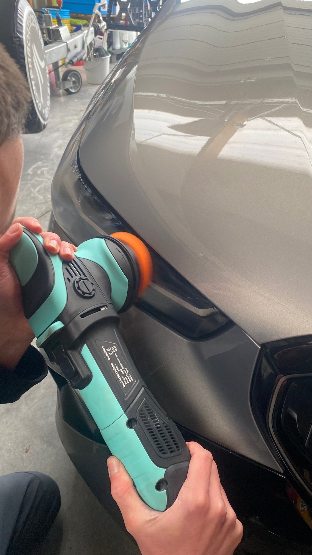 correction du vernis voiture avec une amélioration de la profondeur de couleur sur une BMW i5