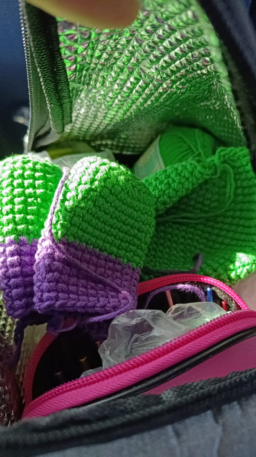 Tejido a crochet sin terminar verde con morado