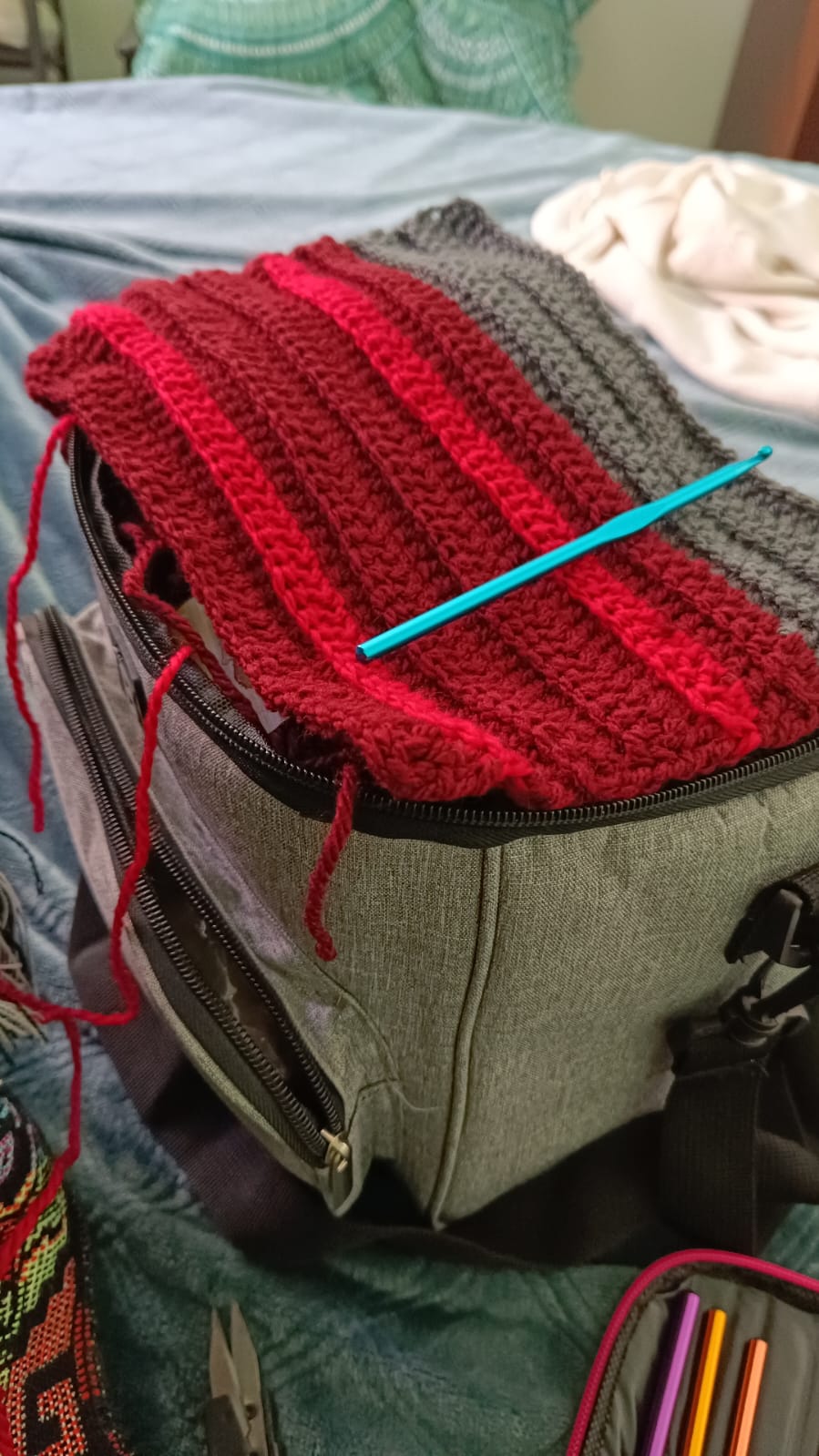 Gorro de crochet rojo y gris hecho a mano inspirado en la banda Twenty One Pilots