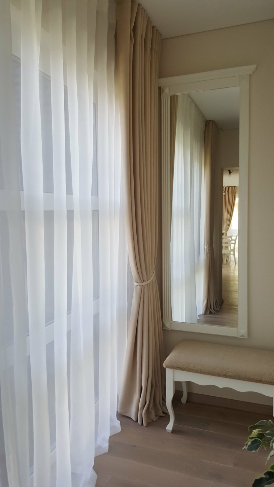 Dieninės baltos užuolaidos ir šviesiai rudos naktinės užuolaidos